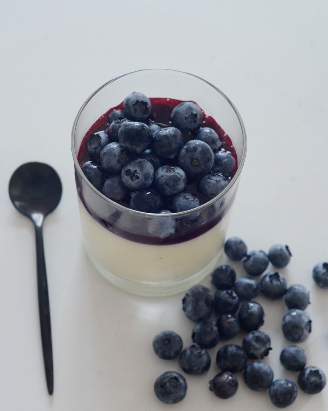 Przepis na zdrowy deser panna cotta jogurtowa z borówkami i sosem z czarnej porzeczki