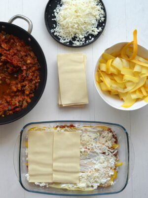 sposób wykonania wegetariańskiej lasagny z ricottą cukinią i sosem pomidorowo warzywnym
