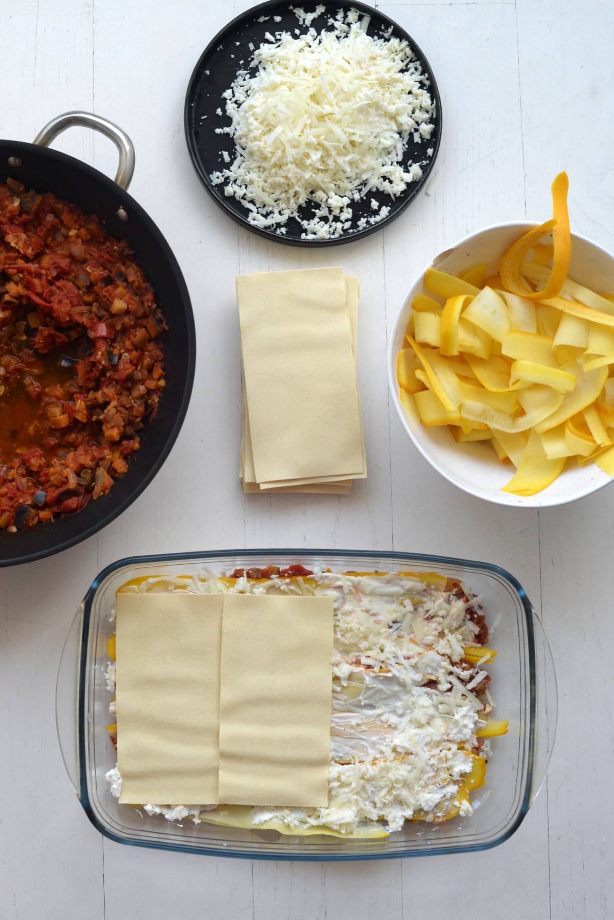sposób wykonania wegetariańskiej lasagny z ricottą cukinią i sosem pomidorowo warzywnym